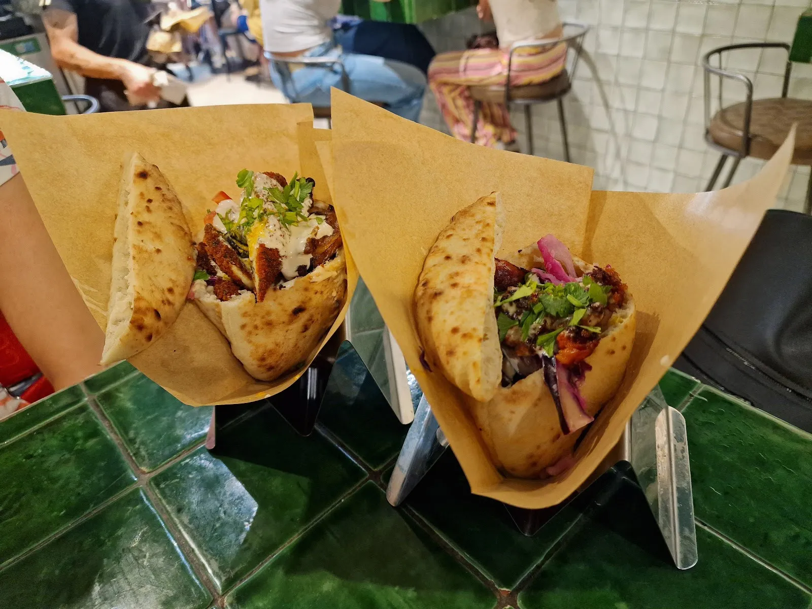 Dos pitas servidas en la mesa