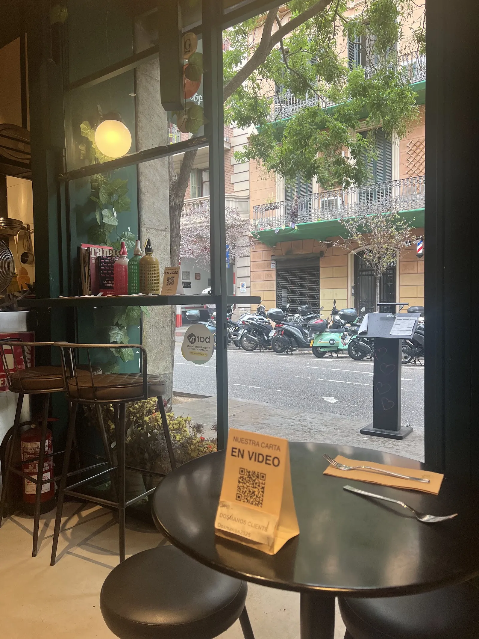 El escaparate de Dos Manos en el Torrent de l’Olla