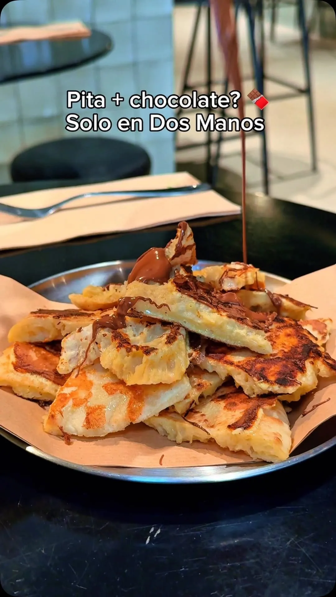 French Pita Toast con chocolate fundido y coco rallado