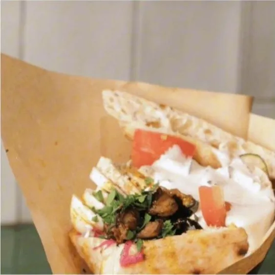 Pita Sabij con huevo y berenjena