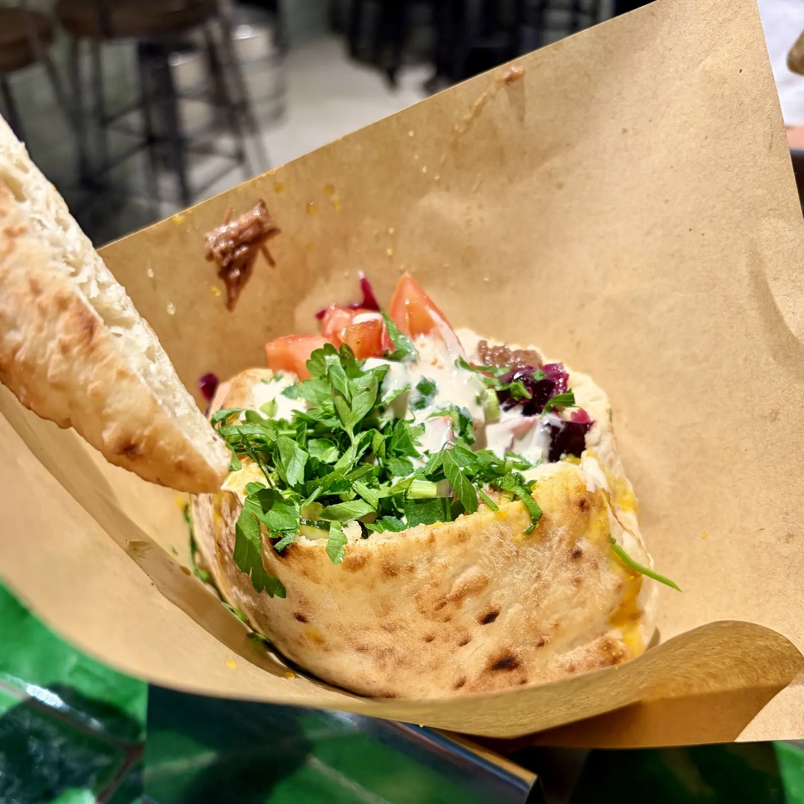 Una pita de Dos Manos bien rellena, de cerca