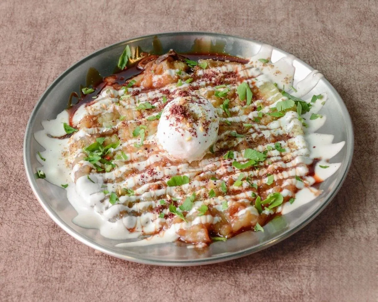 Bonfire, berenjena asada con labneh y miel de dátil